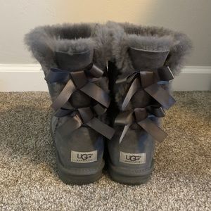 Ugg Boots Bailey Bow Short - Gray